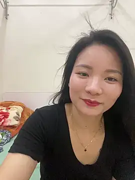 Snapshot of Bee_Yellow00 chatting on May 18, 4:18 am Bee Yellow00 online show from May 18, 4:18 am