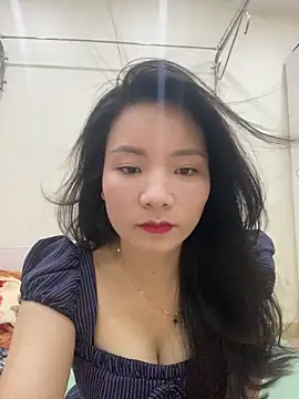 Snapshot of Bee_Yellow00 chatting on May 19, 4:41 am Bee Yellow00 online show from May 19, 4:41 am