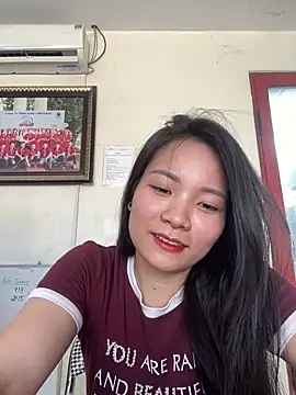 Snapshot of Bee_Yellow00 chatting on May 22, 8:42 am Bee Yellow00 online show from May 22, 8:42 am