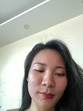Snapshot of Bee_Yellow00 chatting on May 23, 2:17 am Bee Yellow00 online show from May 23, 2:17 am