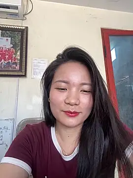 Snapshot of Bee_Yellow00 chatting on May 26, 4:19 am Bee Yellow00 online show from May 26, 4:19 am
