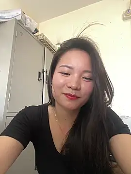 Snapshot of Bee_Yellow00 chatting on May 28, 9:39 am Bee Yellow00 online show from May 28, 9:39 am