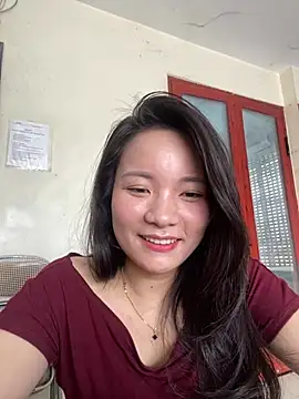 Snapshot of Bee_Yellow00 chatting on May 29, 2:42 am Bee Yellow00 online show from May 29, 2:42 am