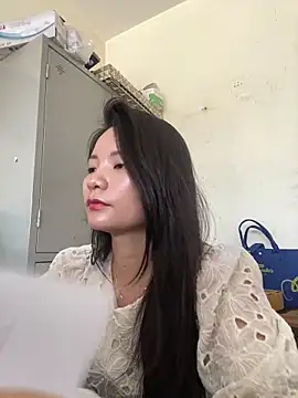 Snapshot of Bee_Yellow00 chatting on May 30, 2:52 am Bee Yellow00 online show from May 30, 2:52 am
