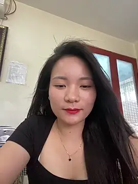 Snapshot of Bee_Yellow00 chatting on June 2, 6:04 am Bee Yellow00 online show from June 2, 6:04 am