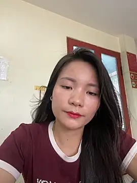Snapshot of Bee_Yellow00 chatting on June 3, 4:26 am Bee Yellow00 online show from June 3, 4:26 am