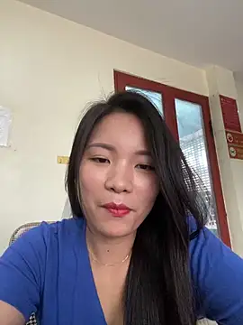Snapshot of Bee_Yellow00 chatting on June 4, 4:40 am Bee Yellow00 online show from June 4, 4:40 am