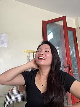 Snapshot of Bee_Yellow00 chatting on June 5, 1:45 am Bee Yellow00 online show from June 5, 1:45 am