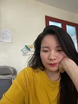 Bee Yellow00 online show from June 13, 4:32 am