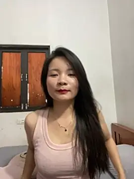 Bee Yellow00 online show from June 17, 3:53 am