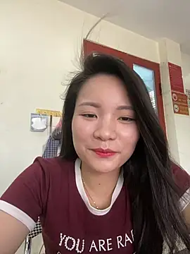 Bee Yellow00 online show from June 23, 4:54 am