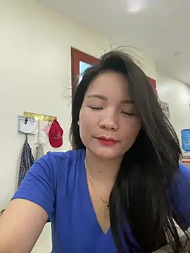 Bee Yellow00 online show from June 27, 4:28 am