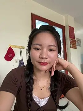Bee Yellow00 online show from July 7, 4:37 am