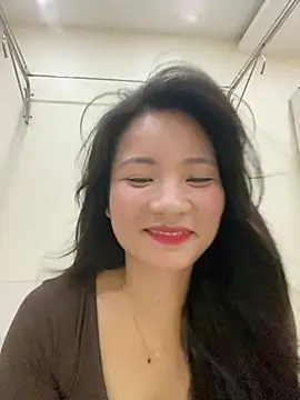 Bee Yellow00 online show from July 17, 5:14 am