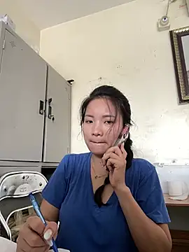 Bee Yellow00 online show from July 18, 2:38 am