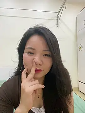 Bee Yellow00 online show from July 28, 12:48 pm