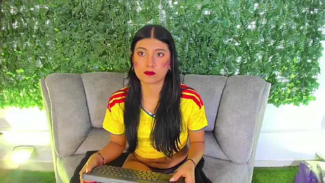 Snapshot of YeseniaRodriguez3 chatting on July 7, 1:04 pm YeseniaRodriguez3 online show from July 7, 1:04 pm