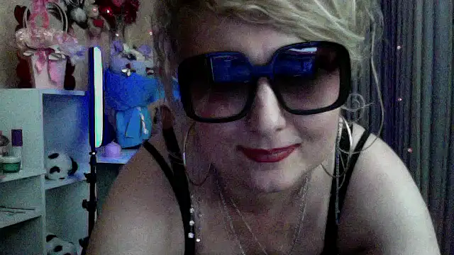 xHot Amazonq online show from March 29, 7:14 pm