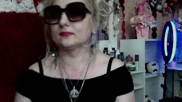 xHot Amazonq online show from April 1, 8:50 pm