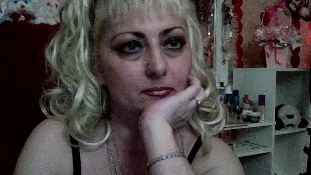 xHot Amazonq online show from April 13, 4:45 pm