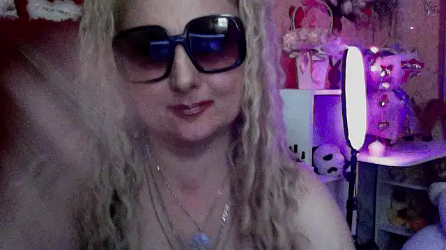 xHot Amazonq online show from May 1, 12:59 am