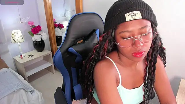 Snapshot of violeta_ruizz chatting on February 12, 12:00 pm violeta ruizz online show from February 12, 12:00 pm