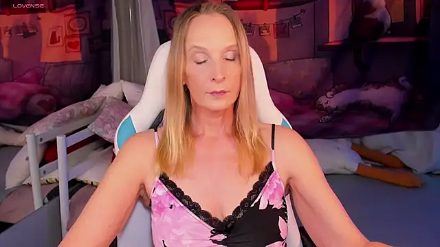 Snapshot of ScarlettPalmer chatting on June 21, 10:51 am ScarlettPalmer online show from June 21, 10:51 am
