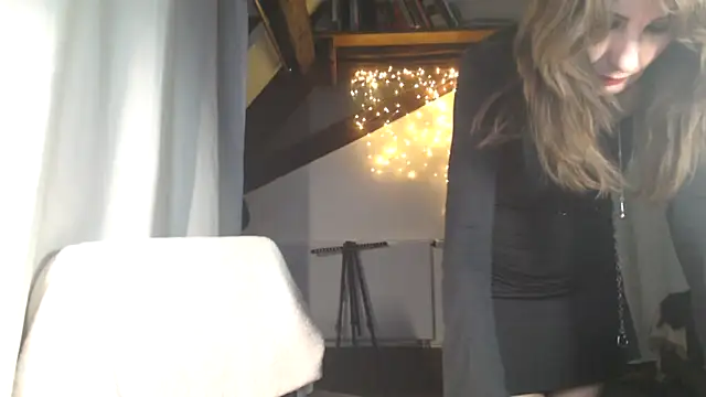 MissDyannis online show from March 28, 7:46 pm