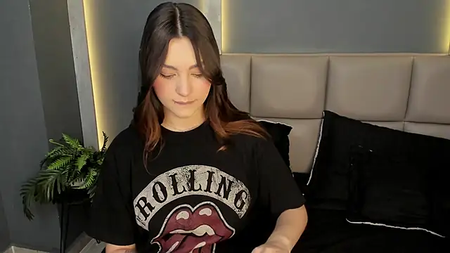 DakotaRussell  online show from December 14, 12:32 pm