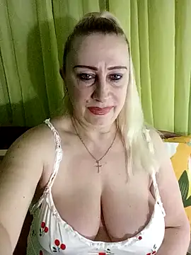 Snapshot of Esenia505 chatting on April 22, 2:58 am Esenia505 online show from April 22, 2:58 am