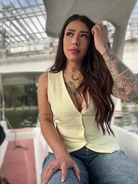 AshleyWinslow online show from April 14, 8:15 pm