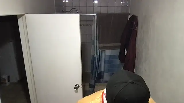 Snapshot of ezrah23 chatting on December 15, 6:39 am ezrah23 online show from December 15, 6:39 am