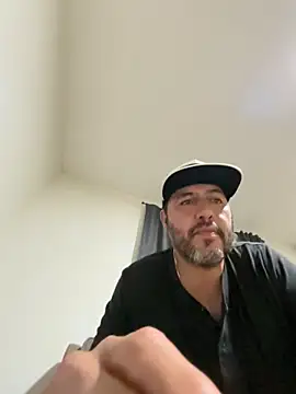 Snapshot of ezrah23 chatting on January 6, 1:31 am ezrah23 online show from January 6, 1:31 am