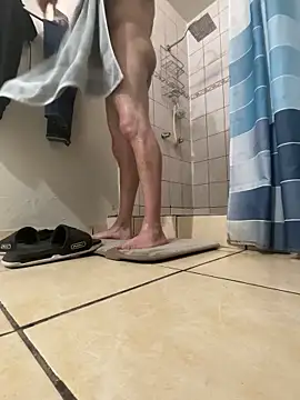 Snapshot of ezrah23 chatting on April 13, 6:52 am ezrah23 online show from April 13, 6:52 am