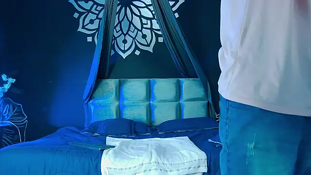 Snapshot of AlessioVitale chatting on December 22, 12:02 pm AlessioVitale online show from December 22, 12:02 pm