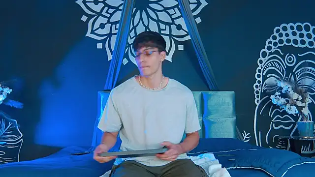 Snapshot of AlessioVitale chatting on January 7, 12:29 pm AlessioVitale online show from January 7, 12:29 pm