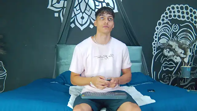 Snapshot of AlessioVitale chatting on January 10, 12:18 pm AlessioVitale online show from January 10, 12:18 pm