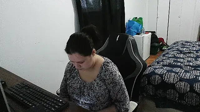 GlitterAuburn online show from April 29, 3:05 pm