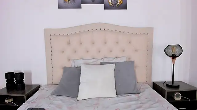 Snapshot of bustyluciana_____ chatting on March 4, 8:15 pm bustyluciana online show from March 4, 8:15 pm