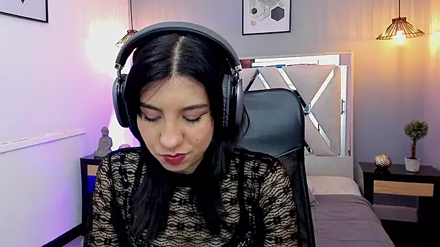 zoe-moreau online show from April 13, 7:19 pm