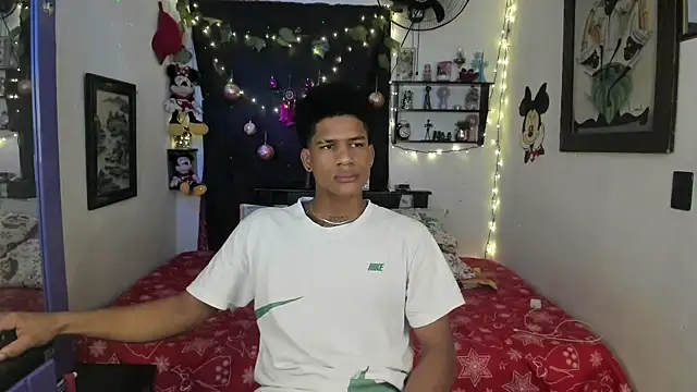 Snapshot of JUANBIGCOCK21CM chatting on December 18, 9:21 pm JUANBIGCOCK21CM online show from December 18, 9:21 pm