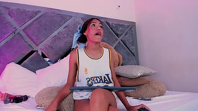 luciagray1 online show from December 3, 12:40 am