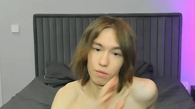 kr1sfemboy online show from February 1, 7:18 am