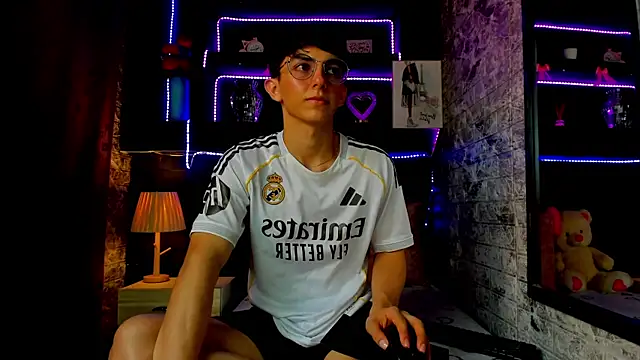 ElanGiraldo online show from August 7, 7:05 pm