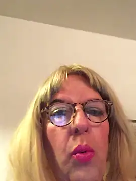 Snapshot of simone_xdressing chatting on March 18, 12:47 am simone xdressing online show from March 18, 12:47 am