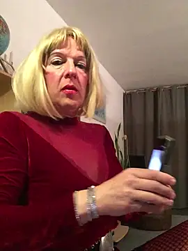 Snapshot of simone_xdressing chatting on March 25, 12:49 am simone xdressing online show from March 25, 12:49 am