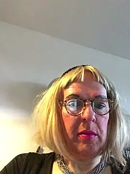 Snapshot of simone_xdressing chatting on March 29, 5:02 pm simone xdressing online show from March 29, 5:02 pm