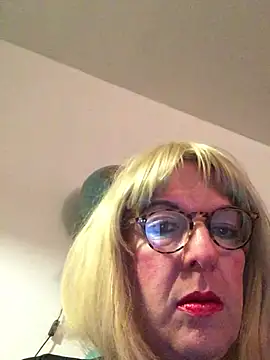 Snapshot of simone_xdressing chatting on April 3, 11:47 pm simone xdressing online show from April 3, 11:47 pm