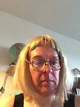 Snapshot of simone_xdressing chatting on April 12, 6:02 pm simone xdressing online show from April 12, 6:02 pm