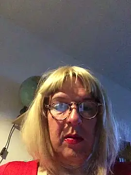 Snapshot of simone_xdressing chatting on April 15, 6:26 pm simone xdressing online show from April 15, 6:26 pm